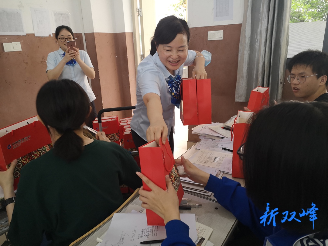 建设银行双峰支行向双峰一中高三学子赠送“福袋”