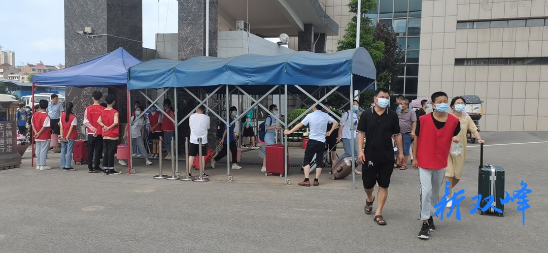 县职业中专学校学生志愿者助力2021年高考与中考工作
