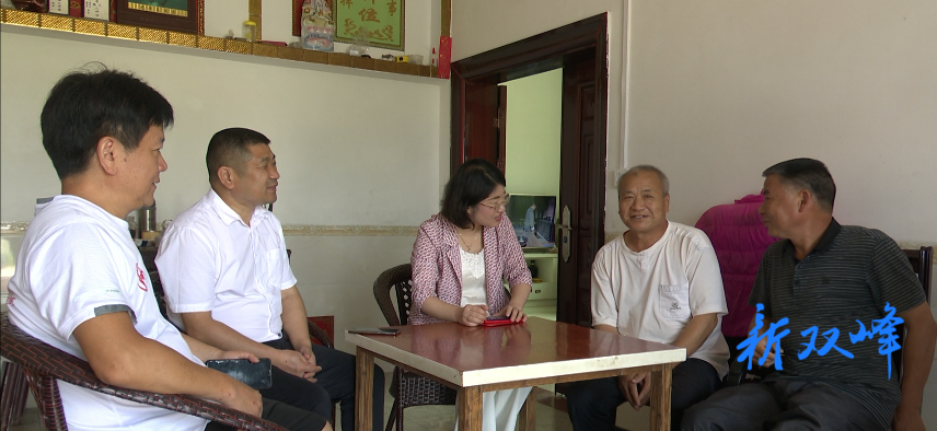 县领导到杏子铺镇开展“七一”走访慰问