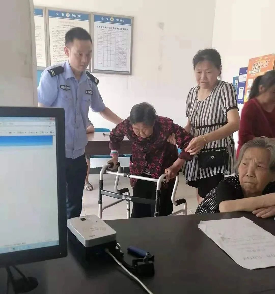 为了老奶奶能顺利领取社保金，这位驻村辅警操碎了心