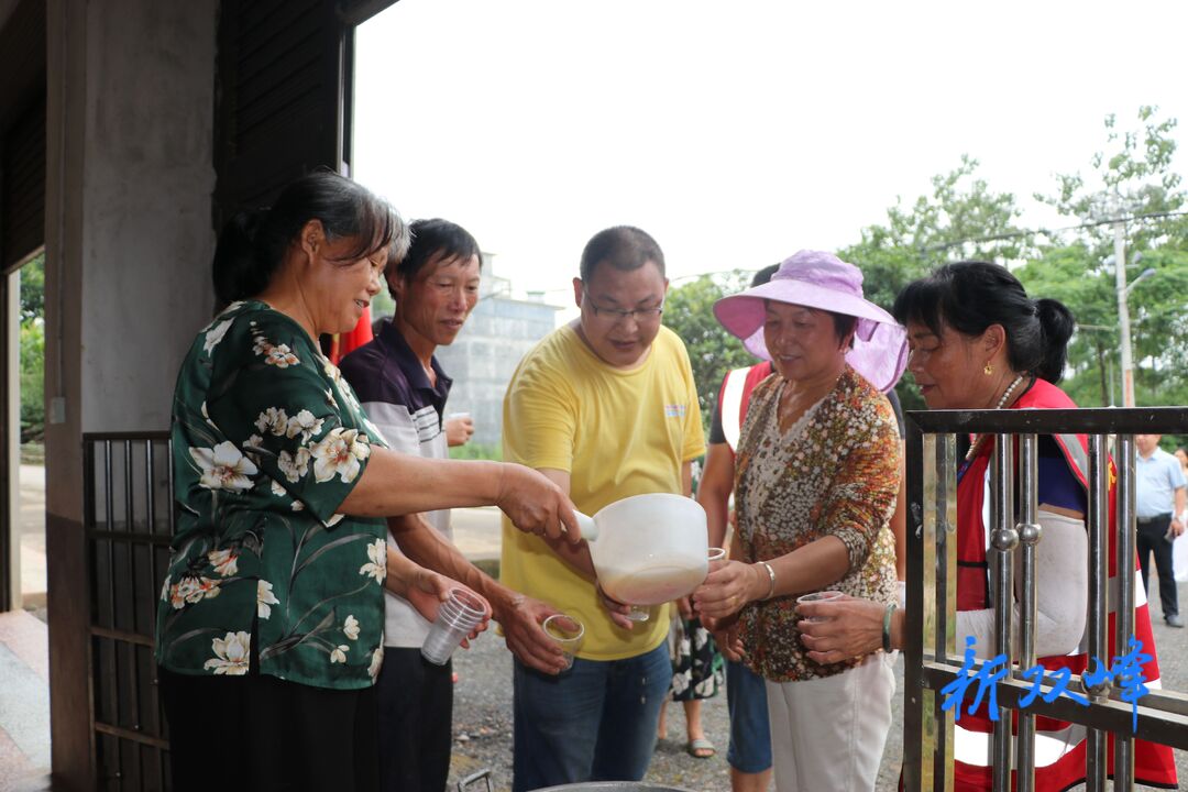 6月30日,印塘乡铁马山村晏家组村民贺玲玲为在村上清理垃圾的志愿者们