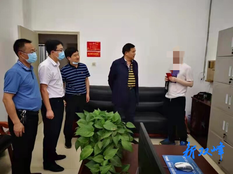 县领导到双峰一中慰问高考残疾学生