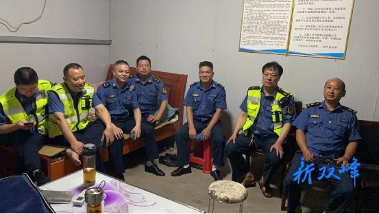 双峰县交通运输综合行政执法大队严厉打击夜间违法超限超载行为