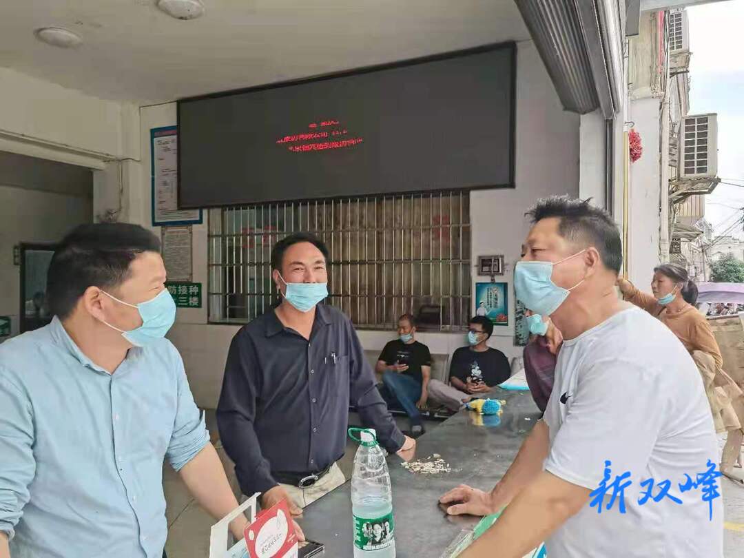 【我为群众办实事】荷叶镇基层干部显担当，为接种疫苗群众保驾护航