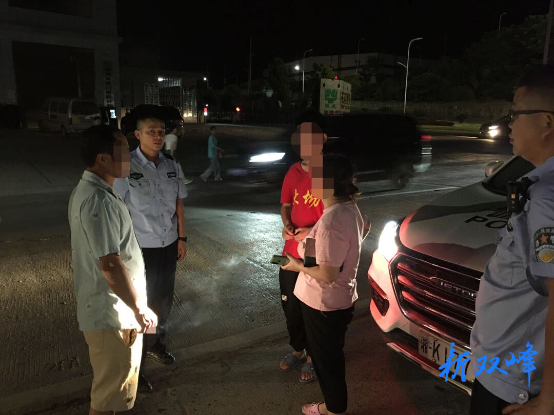 小男孩离家出走，民警带其找到家人