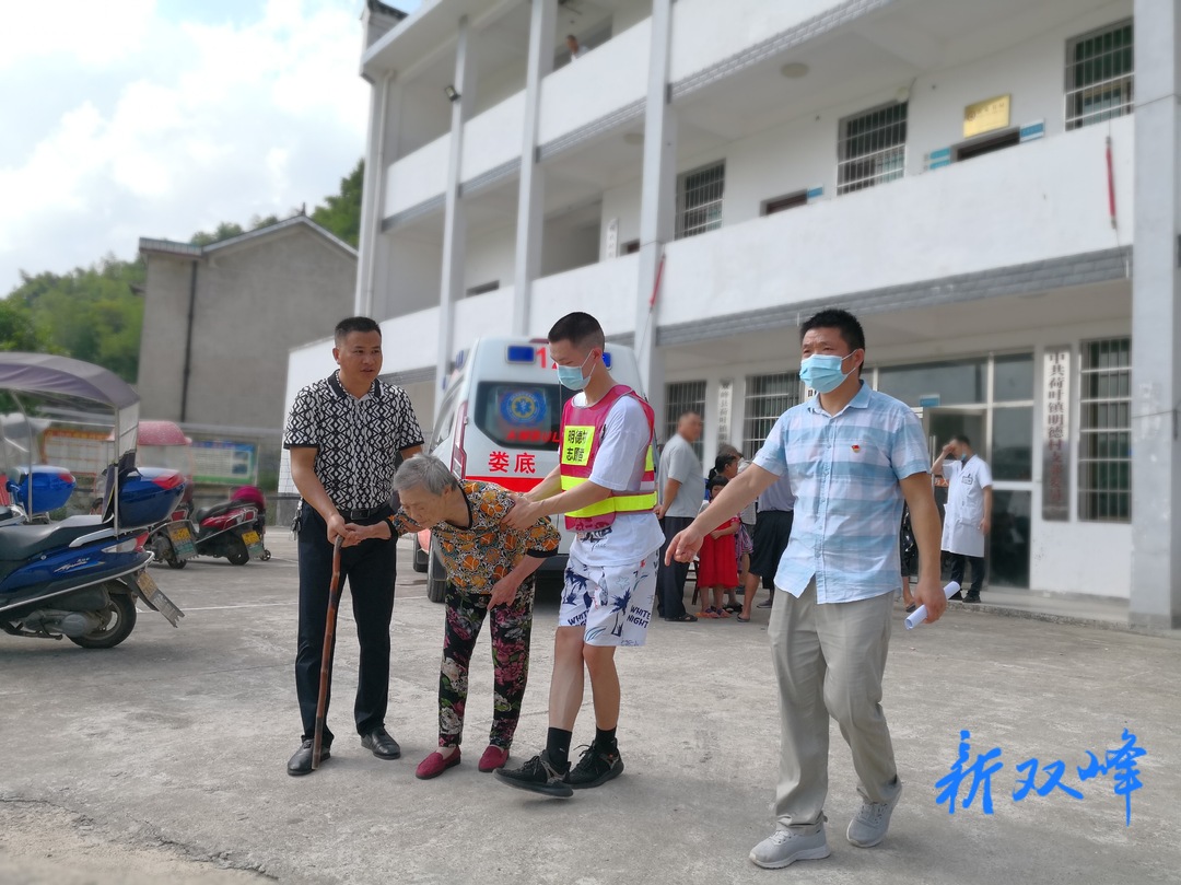 荷叶镇：疫苗接种进村庄 服务群众用心用情