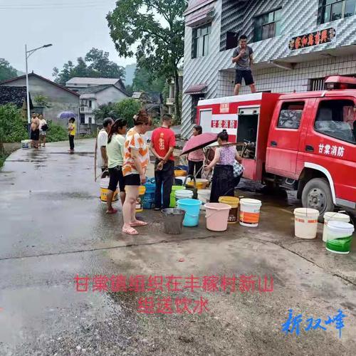 甘棠镇：加强疫情防控 用洒水车送水为群众“解渴”