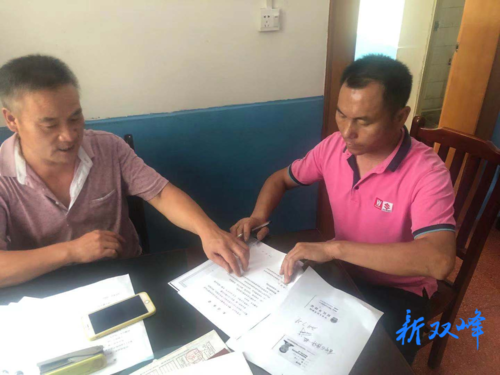 双峰县市场监督管理局深入电动车、摩托车销售门店发放宣传单和签订承诺书