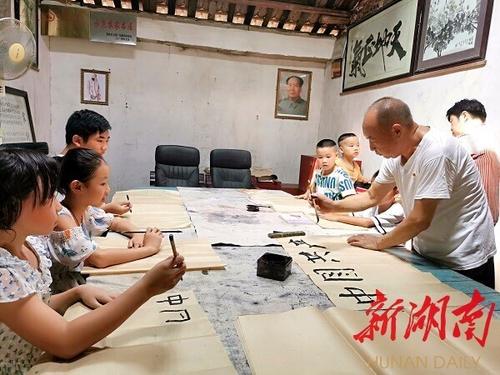 74岁的双峰县退休干部龙福春再“上岗”，当起“乡风文明使者”……
