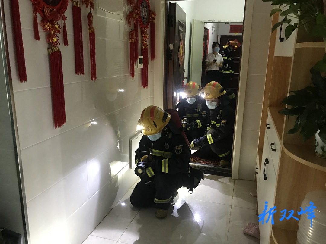 双峰县消防救援大队开展高层建筑灭火演练