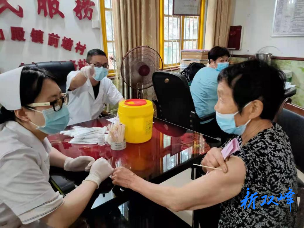 洪山殿镇：专家上门会诊，老人接种无忧