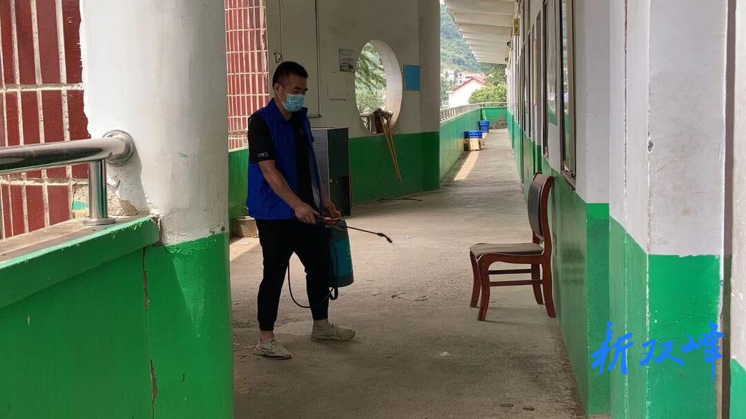 开学在即 暖心商家为杏子合塘学校义务消杀