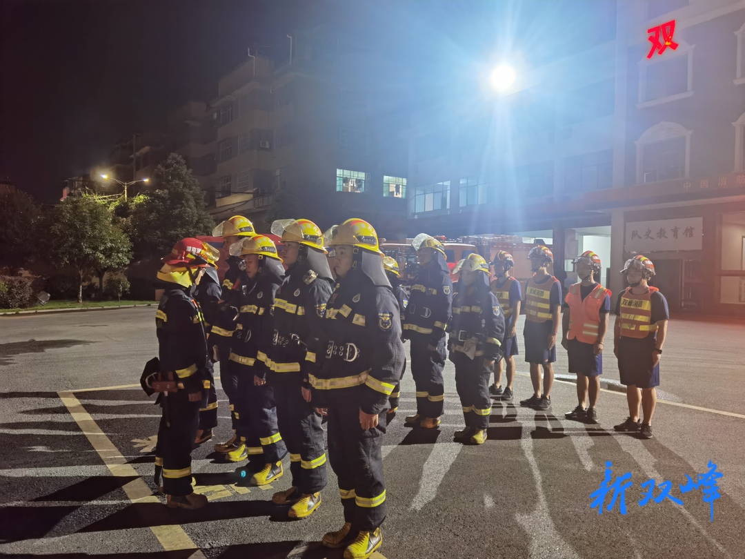 双峰大队城中路消防救援站开展夜间紧急拉动并突击检测酒精