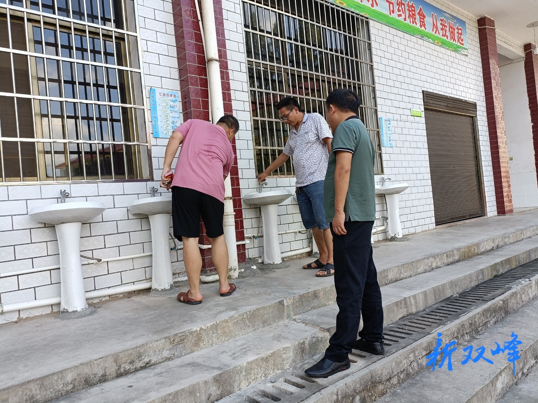 走马街镇：金蚌中学进行开学前的安全隐患排查