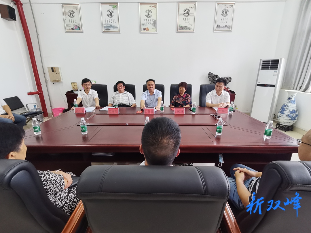 彭石清开展教师节慰问活动：坚持教育事业优先发展不动摇