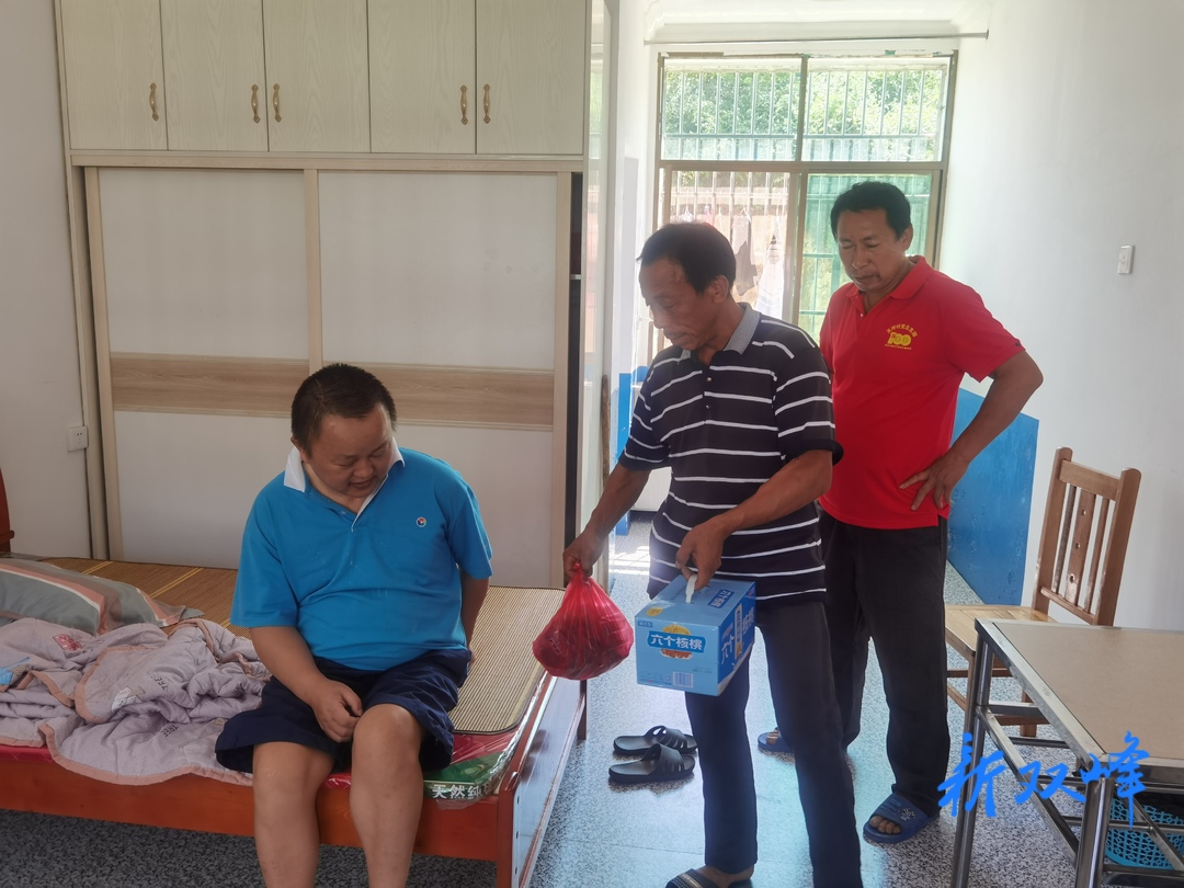 荷叶镇：深入特困人群开展慰问活动