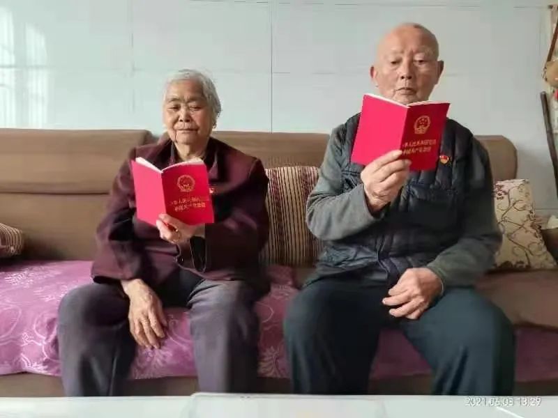 光荣在党五十年｜耄耋夫妻两党员在党旗下书写不平凡的人生