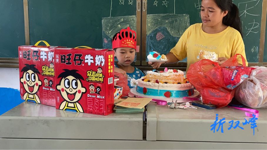 杏子铺镇合塘学校举行留守儿童生日聚会