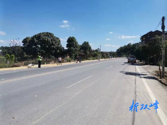 双峰交通执法：及时制止占用公路晾晒稻谷行为