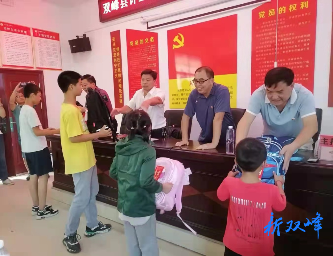县计生协赴洪山殿镇桃林村开展“学史力行 金秋助学”活动
