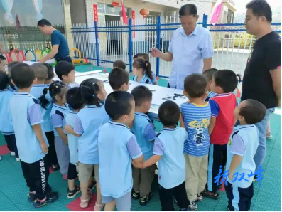 杏子石壁幼儿园：传承中国文化 娃娃学习书法