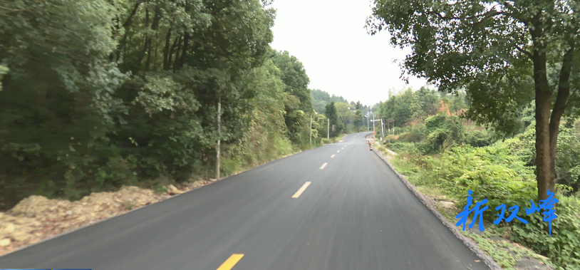 青树坪至仁山公路完成路面施工
