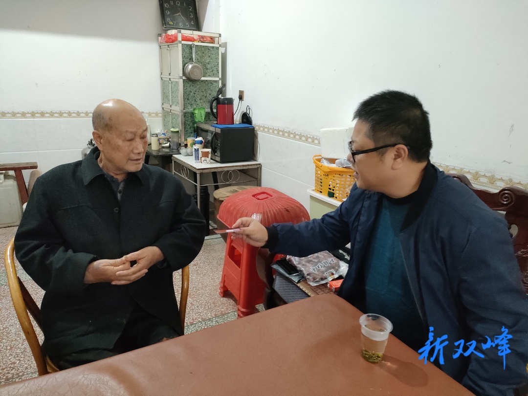 重阳节：县气象局慰问退休老干部