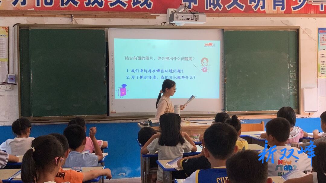 青春献讲台 银笔写春秋