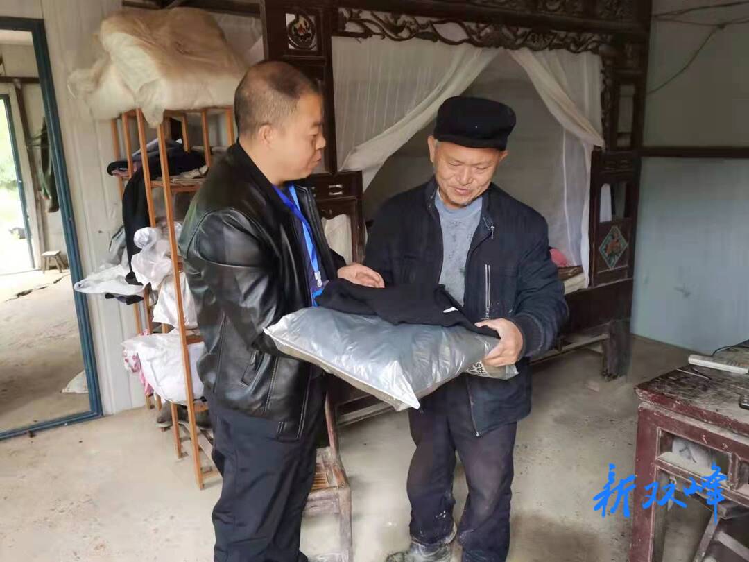 双峰县自然资源行政执法大队情系困难户