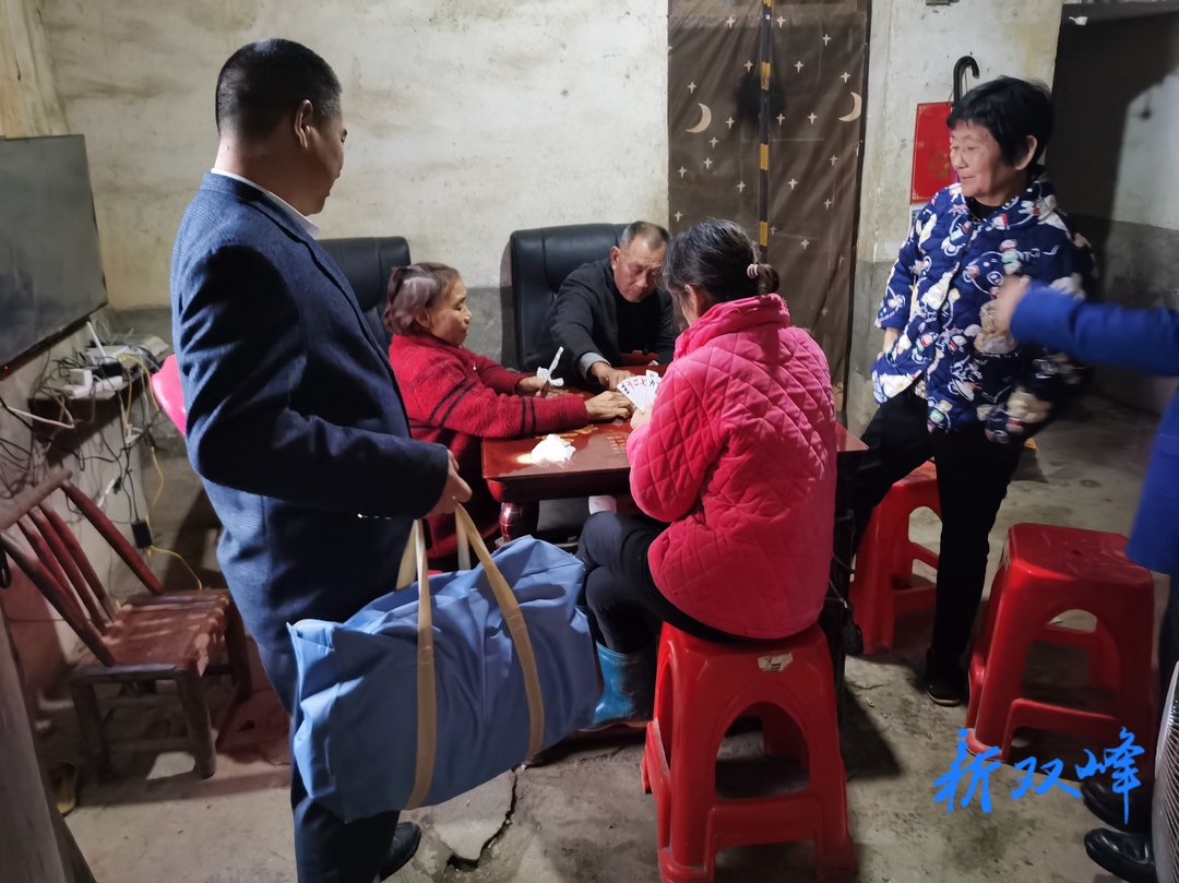 为热心老板点赞！三千袋子送给拆迁户