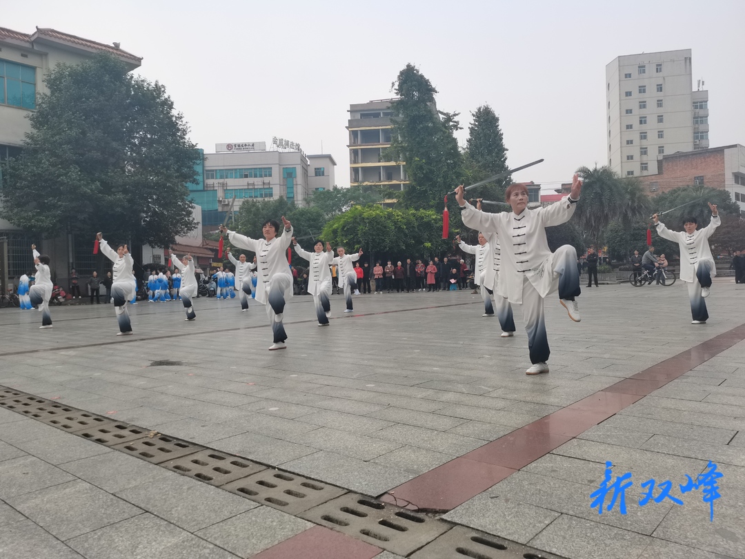 县老科协举行太极拳联谊表演