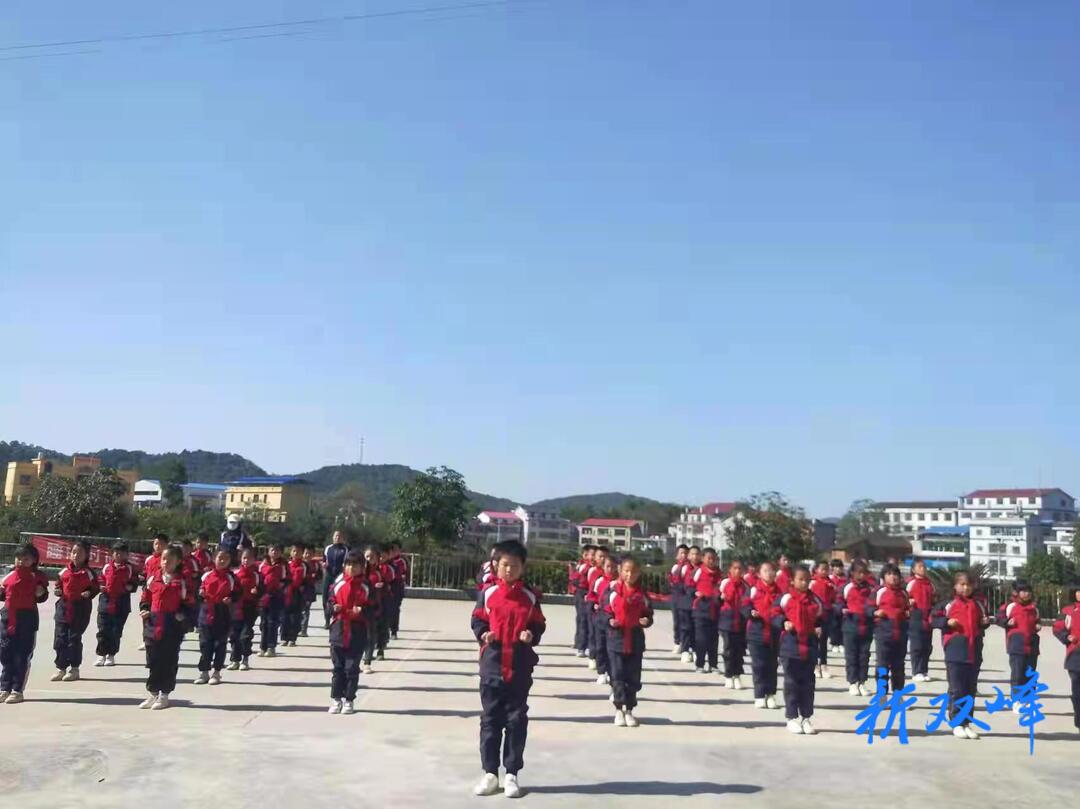 杏子中心小学：运动展示风采 体操点燃激情