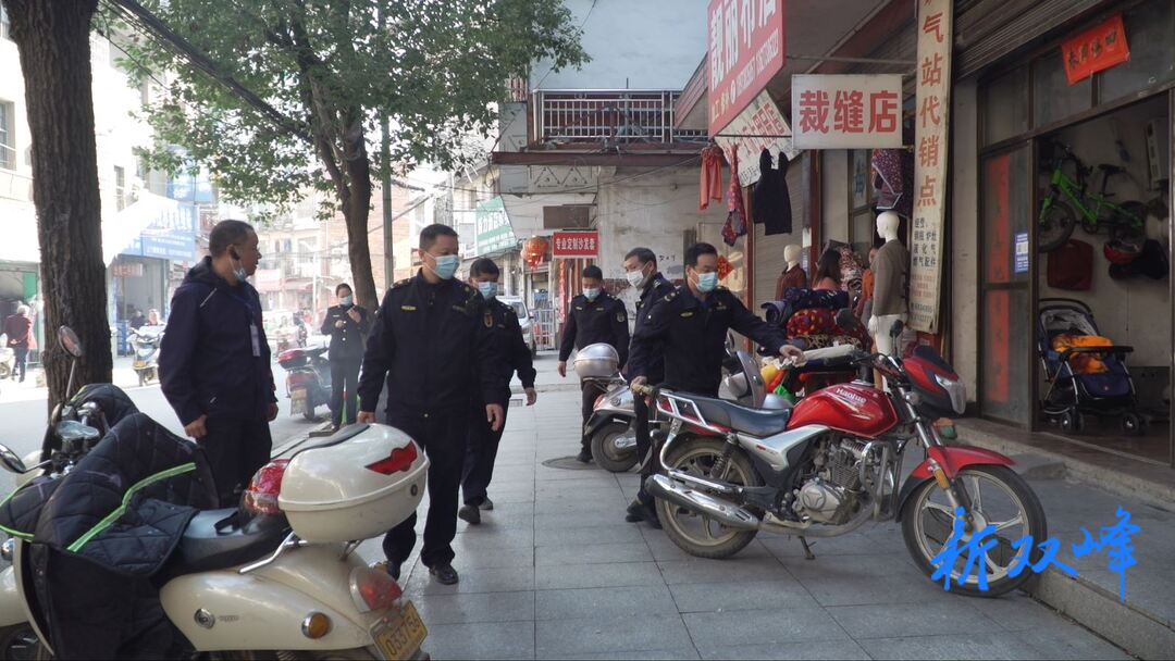 市容环境整治百日攻坚行动丨县城管大队联合永丰街道开展老城区环境卫生整治