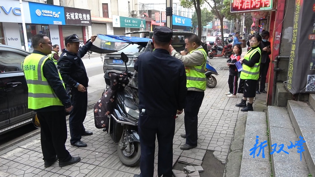 永丰街道联合公安交警大队持续开展现场纠正非法安装遮阳伞行动