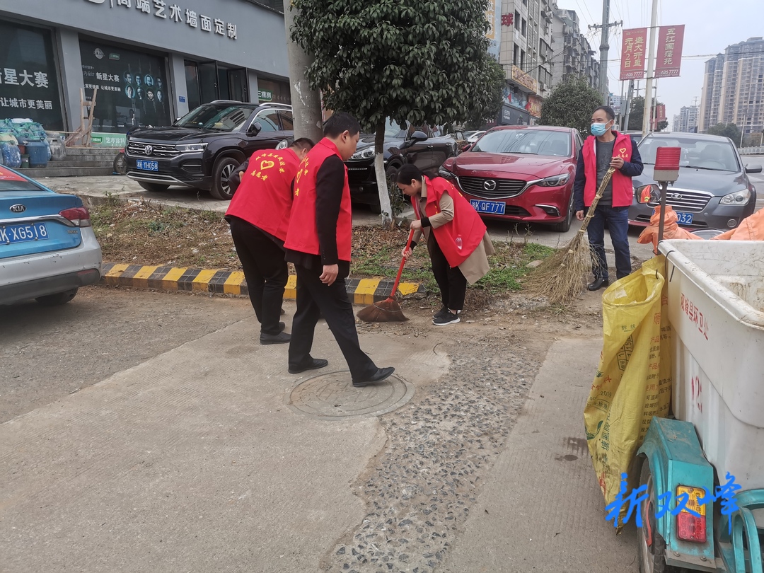 市容环境整治：县委政法委对迎宾路开展志愿清扫活动