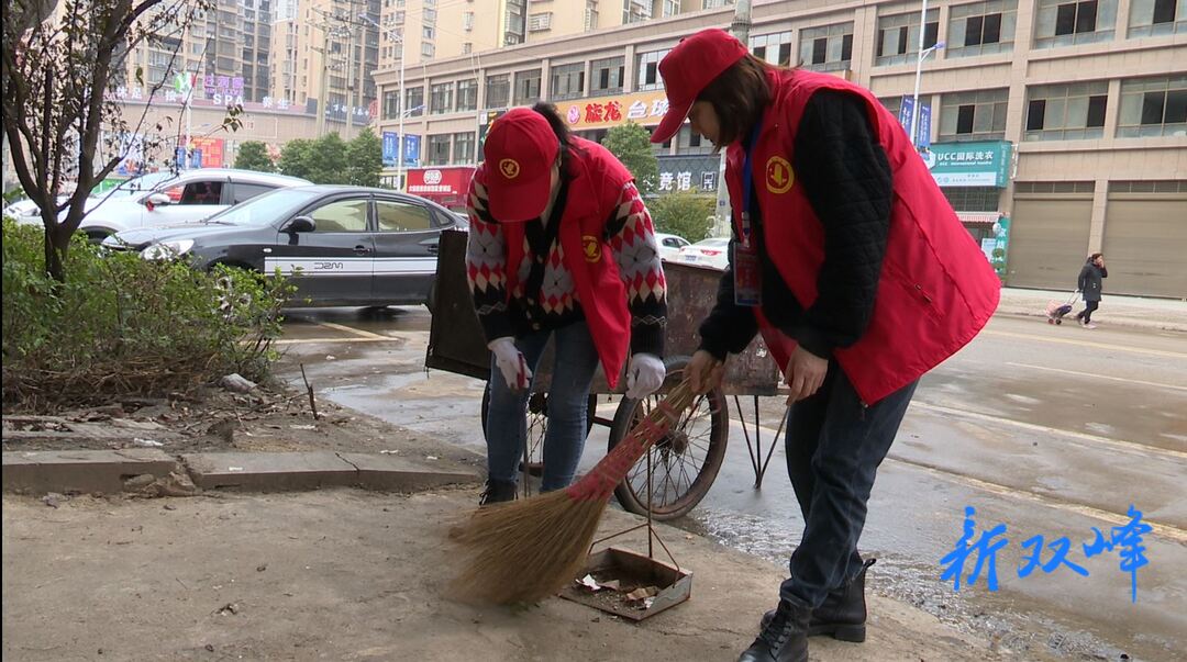 市容环境综合整治：县文旅广体局对迎宾北路开展志愿清扫活动