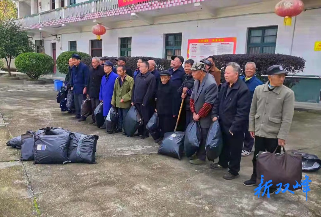 长江商学院爱心人士为荷叶镇敬老院送温暖