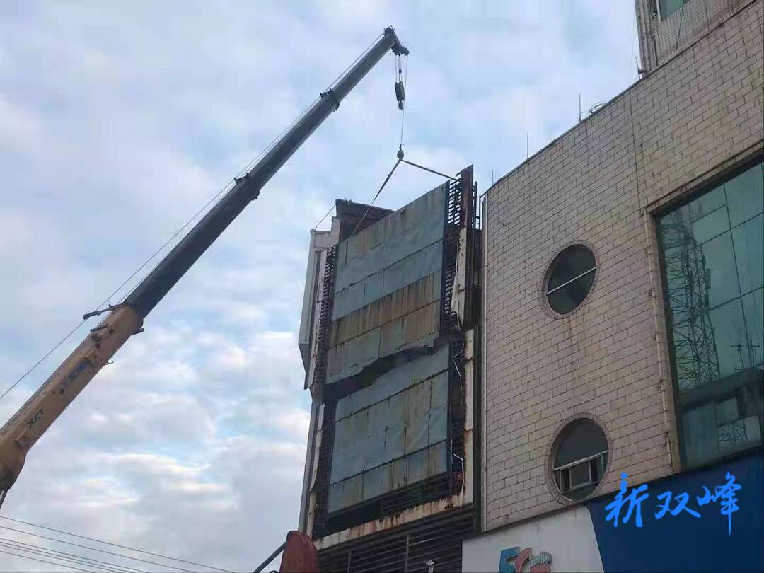市容环境整治进行时：县城管大队开展城区大型户外广告专项整治