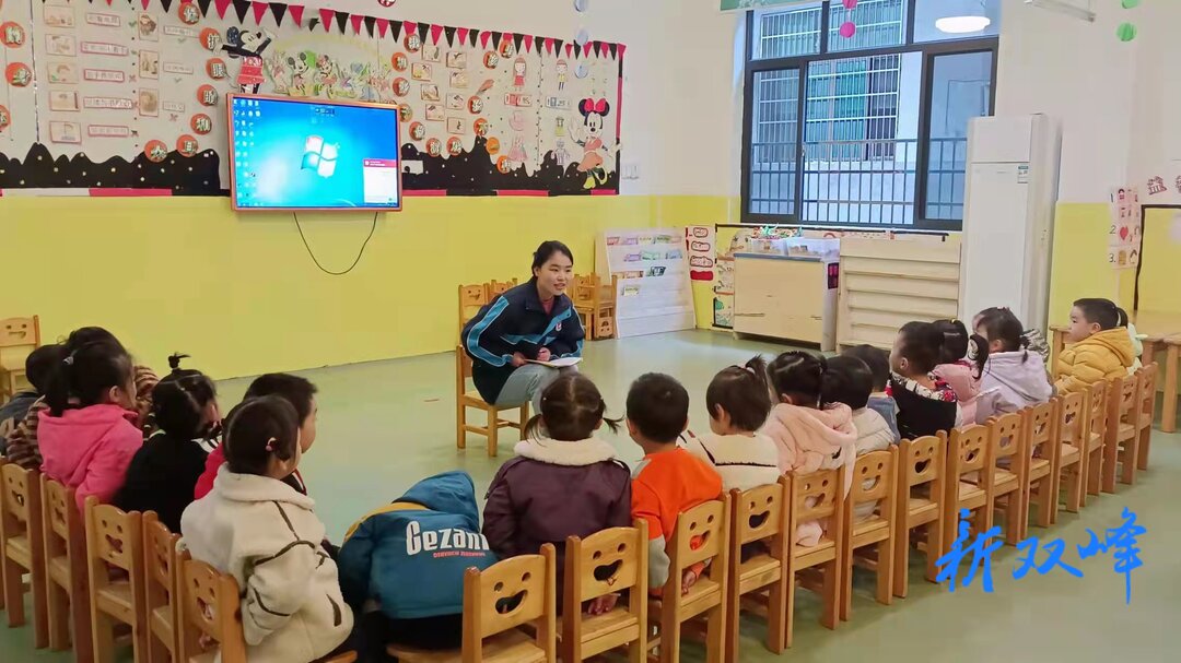 县职业中专学校组织学生到幼儿园开展实习活动