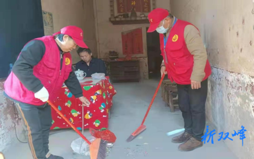 永丰街道天青社区志愿者：帮助盲人打扫环境卫生