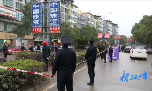 双峰县城管局联合多部门开展集中拆除城区违规路灯广告牌整治行动
