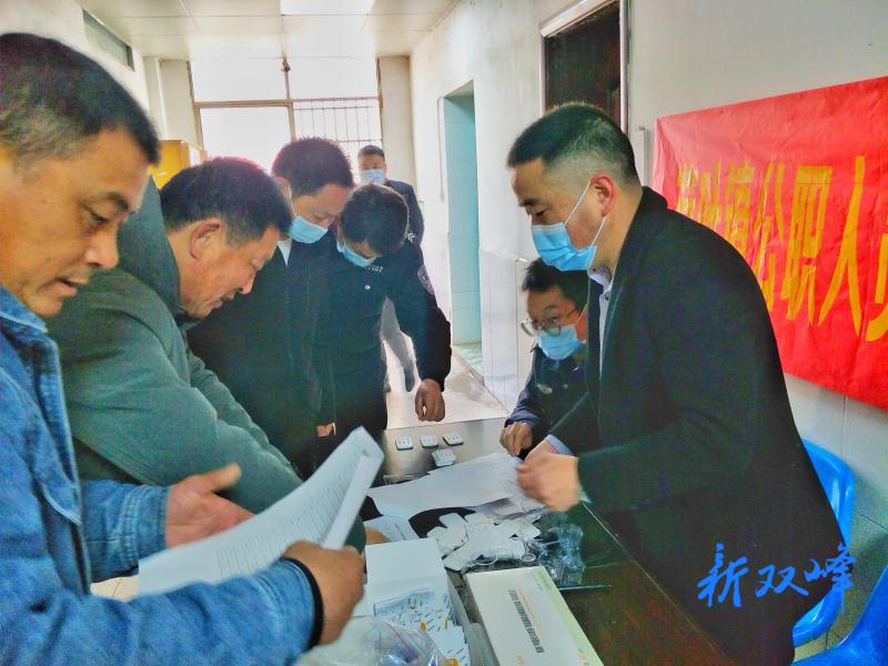 荷叶镇开展公职人员尿检工作