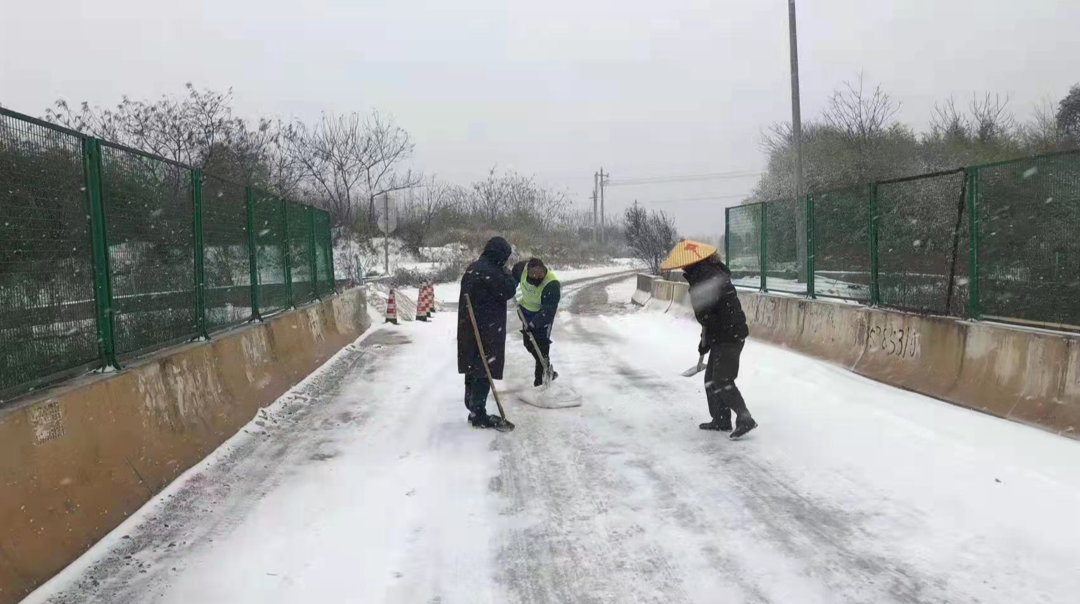 走马街镇：迎战风雪 保安全畅通