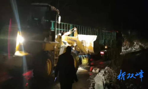 甘棠镇:   大雪天车辆遇险 志愿者救援解困