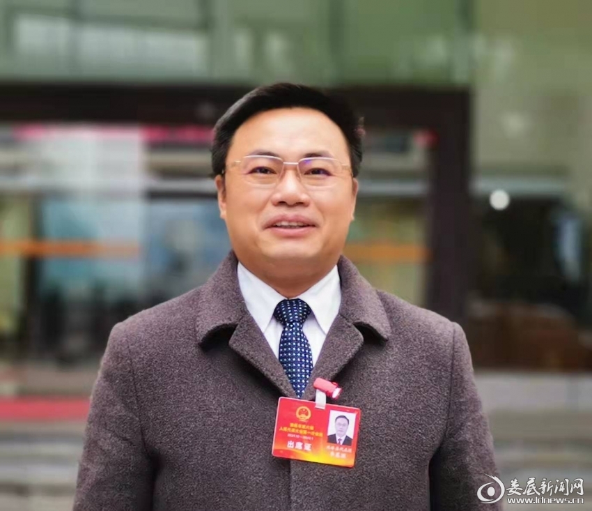双峰县委副书记、县长李基联接受《娄底日报》专访——推进新型建材产业和农机产业转型升级