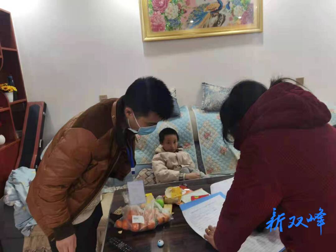 县融媒体中心：开展“敲门”行动 宣传疫情防控知识