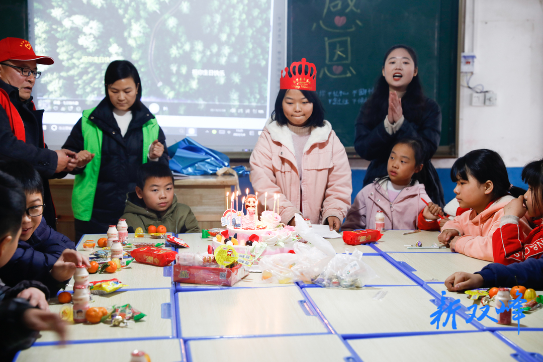 爱心人士为困难留守儿童开生日派对