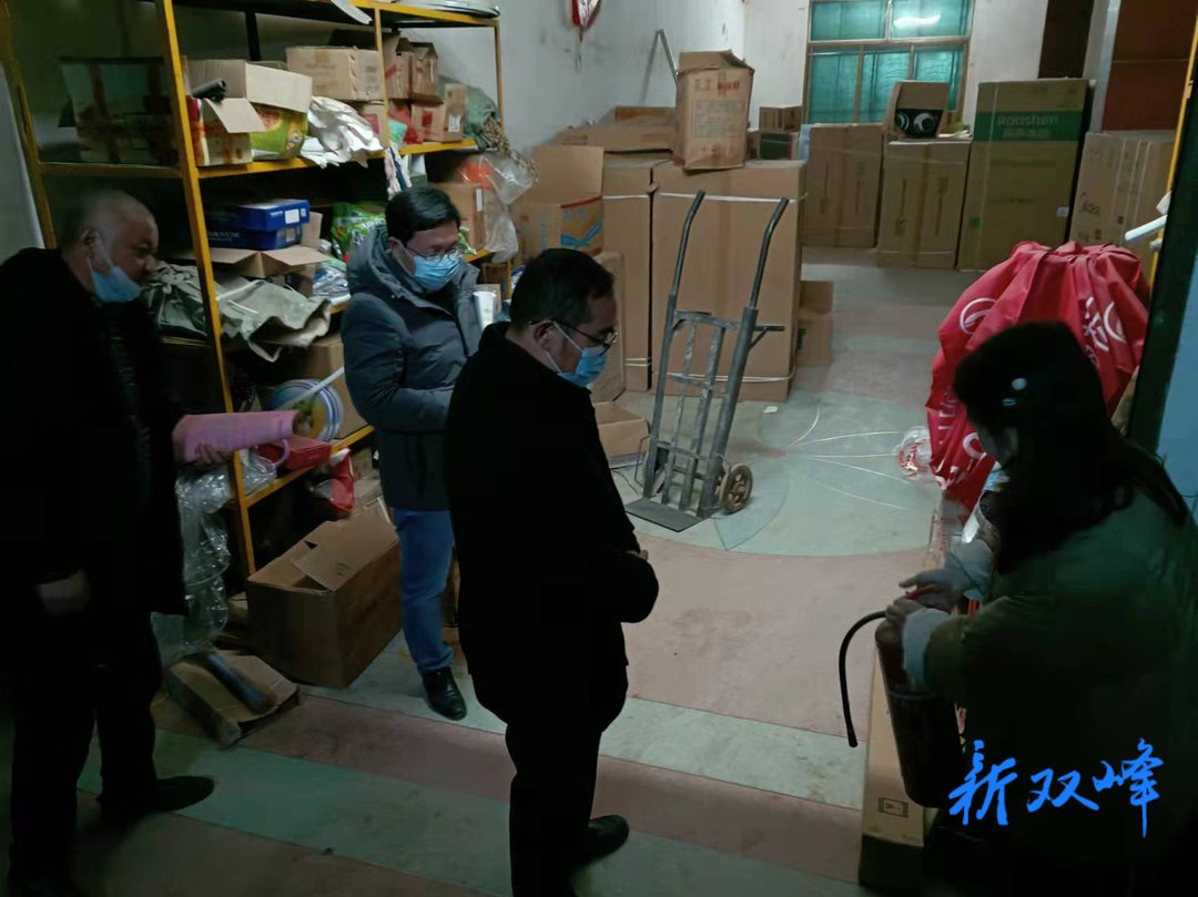 双峰锁石：“敲门行动”拧紧消防安全栓