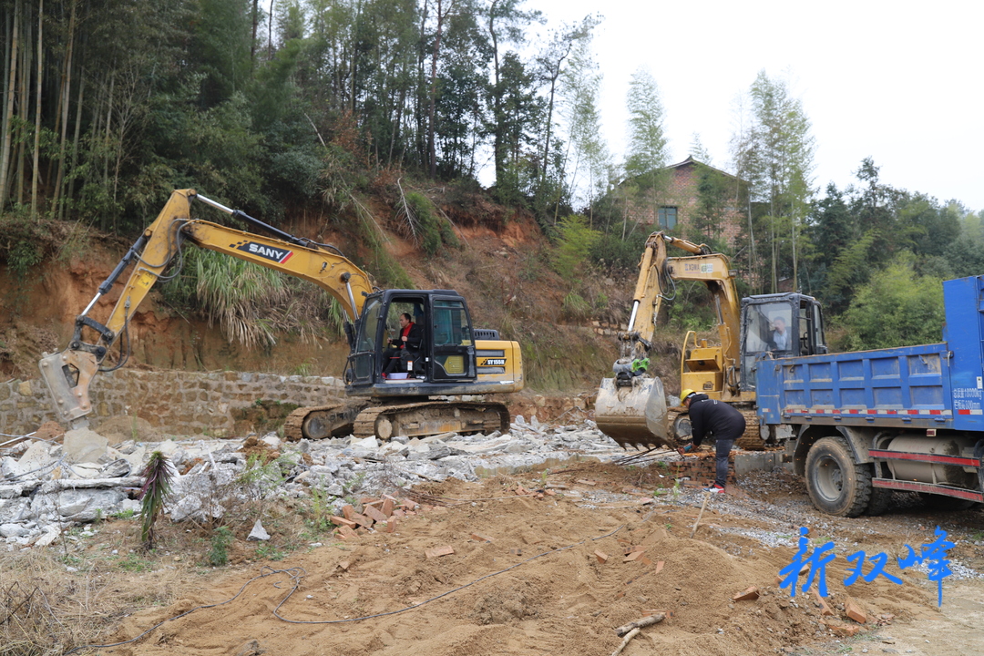 双峰县荷叶镇：拆除一处违法占用基本农田建筑