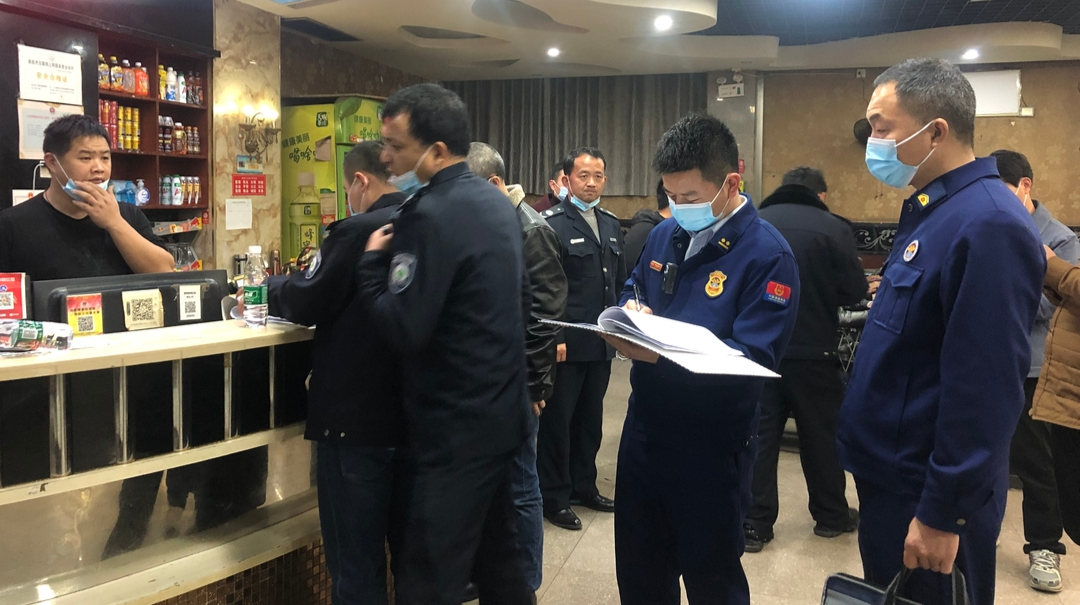 双峰县消防救援大队联合多部门对公共娱乐场所开展夜查行动
